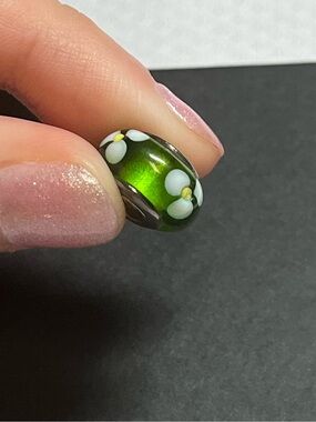 Pandora sterling silver glass Murano bead
925
Flower design